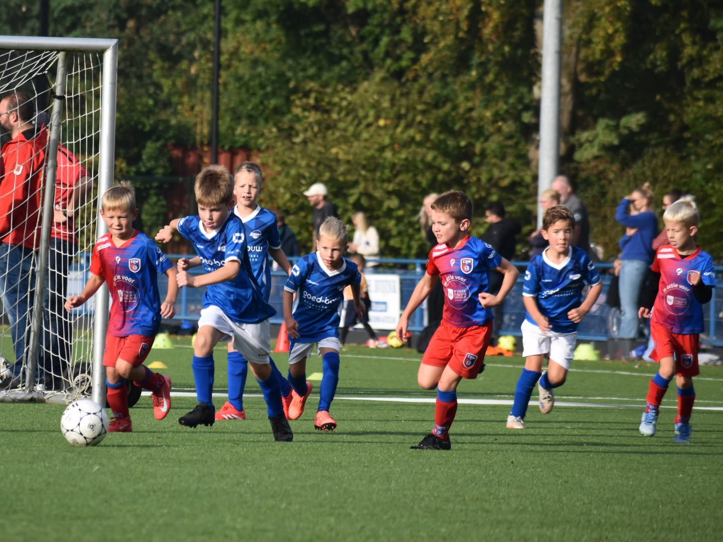 Jeugdspelers van DVSA in actie op De Burgwal