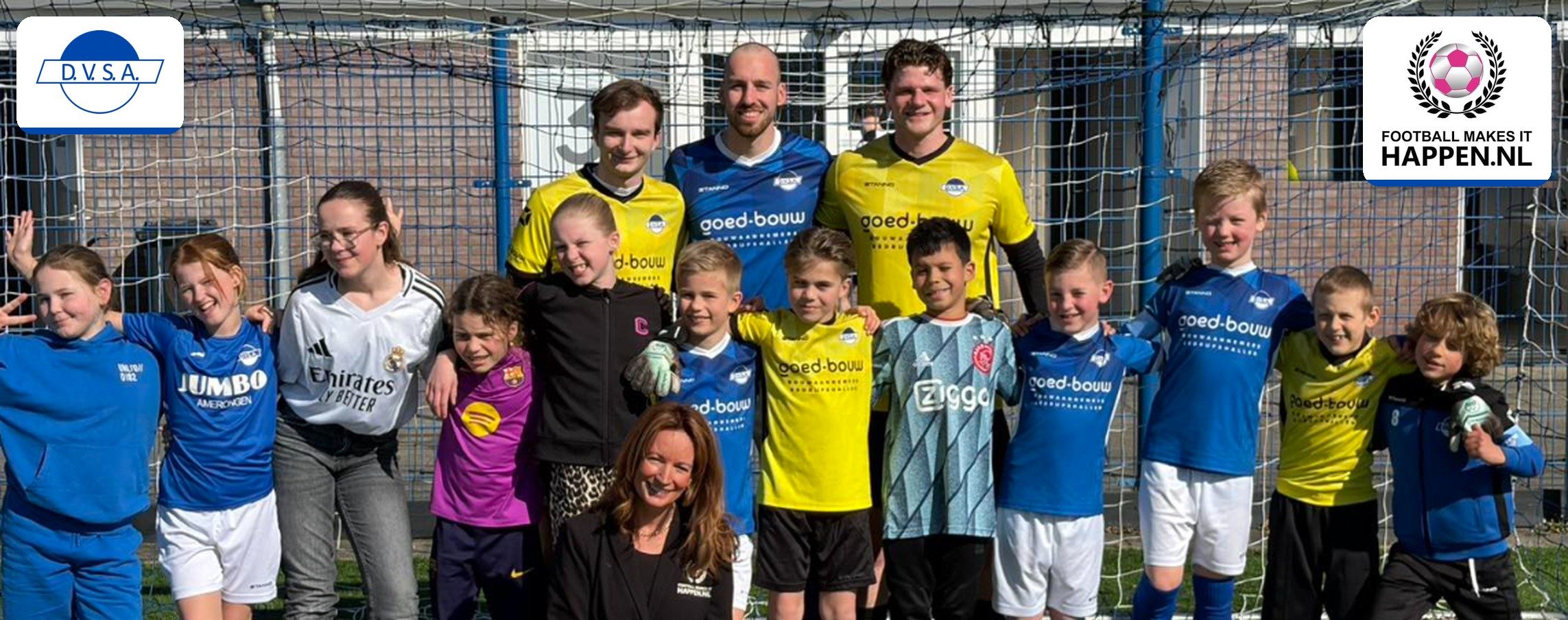Jeugdspelers en trainers van DVSA met Football Makes It Happen